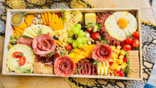 Carregar imagem no visualizador da galeria, Platter Queijo na Caixa 8/10pax Queijos Trufados -Tam GG 50X25 (24h Antec.) COD 202119