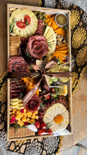 Carregar imagem no visualizador da galeria, Platter Queijo na Caixa 8/10pax Queijos Trufados -Tam GG 50X25 (24h Antec.) COD 202119