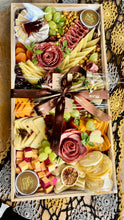 Carregar imagem no visualizador da galeria, Platter Queijo na Caixa 8/10pax Camembert/Parmesao/Kit 4 Queijos -Tam GG 50X25 (24h Antec.) COD 202118