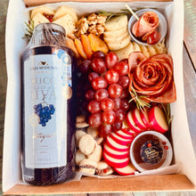 Carregar imagem no visualizador da galeria, PLatter Box 2pax C/ Mini Vinho ou Espumante - 24H de antecedencia COD 202102