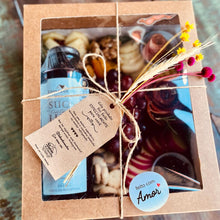 Carregar imagem no visualizador da galeria, PLatter Box 2pax C/ Mini Vinho ou Espumante - 24H de antecedencia COD 202102