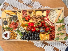Carregar imagem no visualizador da galeria, Platter Queijo na Caixa 8/10pax Canastra/Gorgonzola -Tam GG 50X25 (24h Antec.) COD 202116