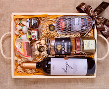 Carregar imagem no visualizador da galeria, Cesta N5 Vinho Seco Reserva e Queijo Canastra (12 Itens) COD 202405