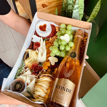 Carregar imagem no visualizador da galeria, Platter Box 2pax Romântica C/Vinho/Espumante 24H DE ANTECEDÊNCIA COD 202108
