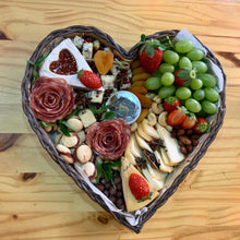 Carregar imagem no visualizador da galeria, Platter Coração 3pax C/ Queijo Canastra Tam G cod 202111