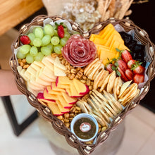 Carregar imagem no visualizador da galeria, Platter Coração 3pax Kit 4 Queijos Variados TAM G - COD 202112