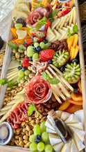Carregar imagem no visualizador da galeria, Platter Queijo na Caixa 8/10pax Camembert/Parmesao/Kit 4 Queijos -Tam GG 50X25 (24h Antec.) COD 202118
