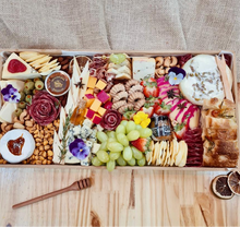 Carregar imagem no visualizador da galeria, Platter Queijo na Caixa 8/10pax Canastra/Gorgonzola -Tam GG 50X25 (24h Antec.) COD 202116

