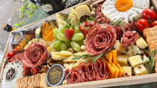 Carregar imagem no visualizador da galeria, Platter Queijo na Caixa 8/10pax Queijos Trufados -Tam GG 50X25 (24h Antec.) COD 202119
