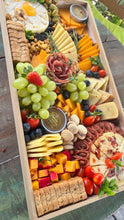 Carregar imagem no visualizador da galeria, Platter Queijo na Caixa 8/10pax Queijos Trufados -Tam GG 50X25 (24h Antec.) COD 202119
