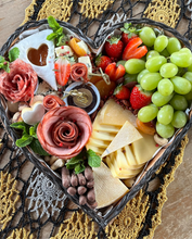 Carregar imagem no visualizador da galeria, Platter Coração 3pax C/ Queijo Canastra Tam G cod 202111
