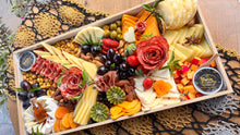 Carregar imagem no visualizador da galeria, Platter Queijo na Caixa 8/10pax Camembert/Parmesao/Kit 4 Queijos -Tam GG 50X25 (24h Antec.) COD 202118
