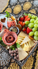Carregar imagem no visualizador da galeria, Platter Coração 3pax C/ Queijo Canastra Tam G cod 202111
