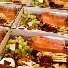 Carregar imagem no visualizador da galeria, Platter Box 2pax Romântica C/Vinho/Espumante 24H DE ANTECEDÊNCIA COD 202108
