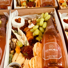 Carregar imagem no visualizador da galeria, Platter Box 2pax Romântica C/Vinho/Espumante 24H DE ANTECEDÊNCIA COD 202108
