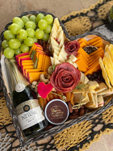 Carregar imagem no visualizador da galeria, Platter Coração 2pax KIT 4 Queijos Com Vinho - COD 202120 TAM G
