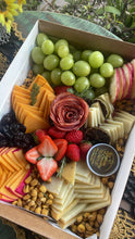 Carregar imagem no visualizador da galeria, Platter Box C/ Visor 3pax Kit 4 Queijos Tam.33x23x8 COD 202103
