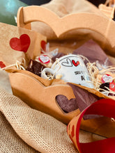 Carregar imagem no visualizador da galeria, Cesta - Xícara e Amor (9 itens) COD.120613
