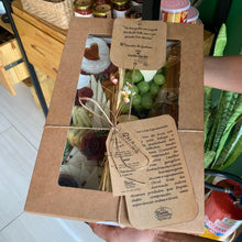 Carregar imagem no visualizador da galeria, Platter Box 2pax Romântica C/Vinho/Espumante 24H DE ANTECEDÊNCIA COD 202108
