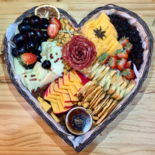 Carregar imagem no visualizador da galeria, Platter Coração 3pax Kit 4 Queijos Variados TAM G - COD 202112
